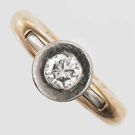 Ring av Glenn Roll med briljantslipad diamant ca 0,70ct, kvalitet ca TW(F-G)/VS, stl: 17¼, tillverkad i Trosa år 2011, 18K guld samt vitguld Vikt: 23,9 g