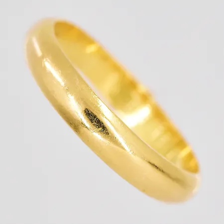 Ring stl:20¼ bredd 4mm, gravyr, 21K. Vikt: 5,4 g