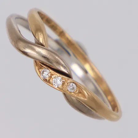 Ring med diamanter 3 x ca 0,01ct stl:17½, bredd 2mm vardera, tvådelad, tvåfärgad, 18K  Vikt: 3,3 g