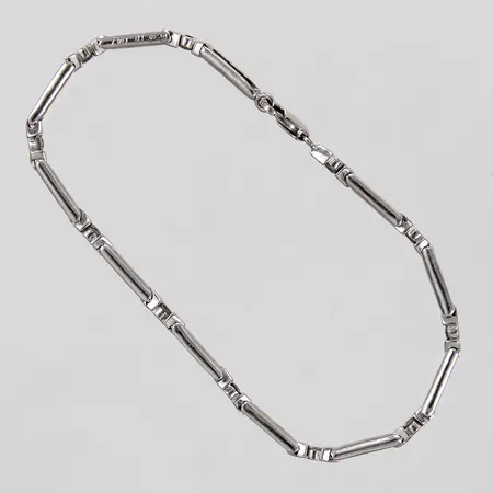 Armband med diamanter ca 11x0,04ct tot 0,47 enligt gravyr längd: ca 16,5cm bredd: ca 1mm platina 900/1000