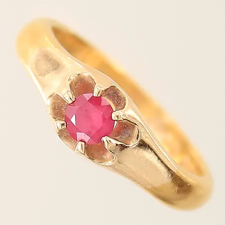 Ring 23K med rosa sten stl:17¾ bredd 3,5-6,6mm, infattning i 18K, gravyr 23K Vikt: 6,7 g