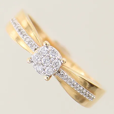 Ring med diamanter 1 x ca 0,02ct, 6 x ca 0,015ct, 22 x ca 0,005ct 8/8-slipade GHA stl:18 bredd 1,4-5mm 18K Vikt: 2,7 g
