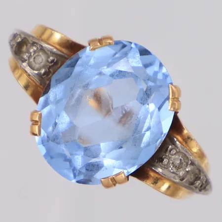 Ring med blå och vita stenar stl:16¾, bredd 12mm, skadade stenar, 18K  Vikt: 4 g