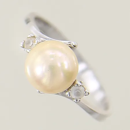 Ring med imitationspärla samt vita stenar stl 16¾ bredd 2-8mm silver 925/1000 Vikt: 1,9 g