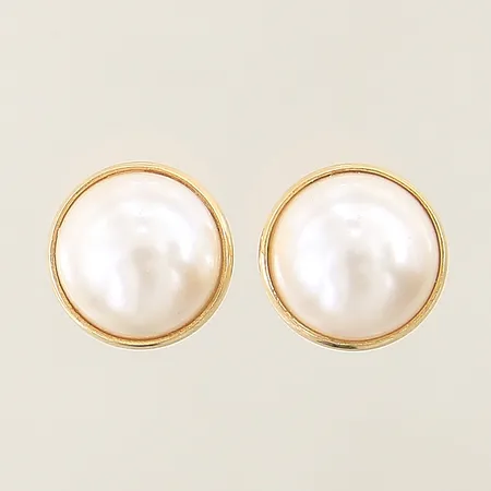 Örhängen med imitationspärlor Ø12,9mm, omaka snurrebussar 18K Vikt: 3,5 g