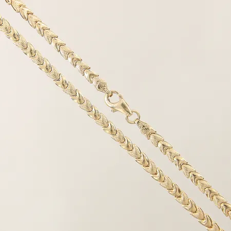 Collier med mönstrad dekor längd 46cm bredd 3,8mm, 14K Vikt: 12,8 g