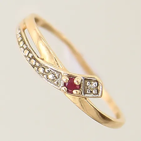 Ring med diamant ca 0,005ct samt rubin stl:16 bredd:1-4,5mm, något skev skena, 18K Vikt: 0,8 g