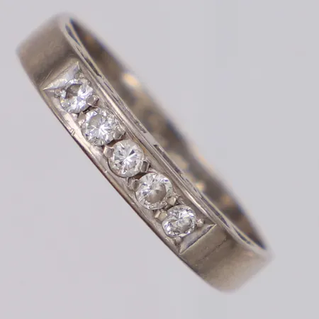 Ring med diamanter 5 x ca 0,03ct stl:18, bredd 3,3mm, Heribert Engelbert AB, gravyr, vitguld, 18K  Vikt: 4 g