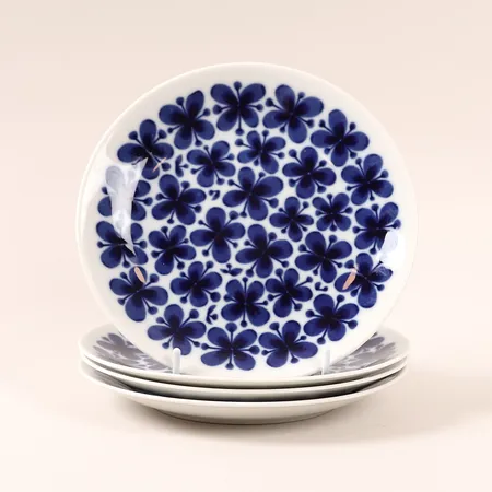 Fyra assietter Mon Amie, Marianne Westman för Rörstrand, porslin, formgiven 1952, 60-tal, Ø 19cm, bruksskick. Vikt: 0 g Skickas med postpaket.