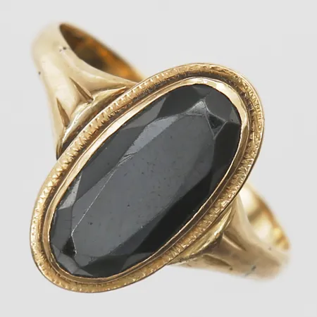 Ring med hematit stl:19½, bredd 2-18mm, slitage på sten, 18K  Vikt: 5,6 g
