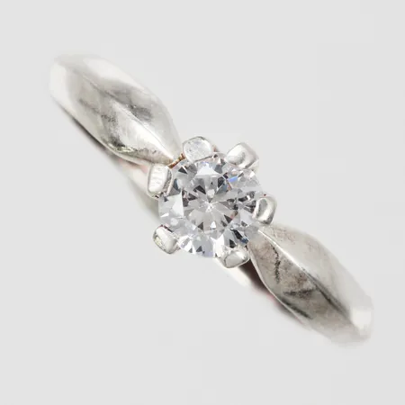 Ring med vita stenar stl: 18 bredd: ca 1-5mm missfärgad silver 925/1000 Vikt: 2 g