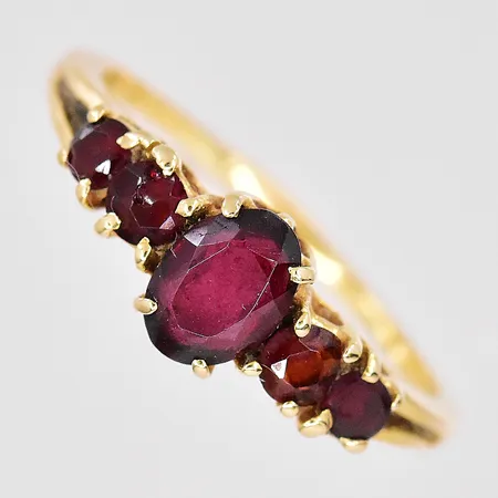 Ring med granater stl:18 bredd 1-6mm, 18K. Vikt: 2,4 g