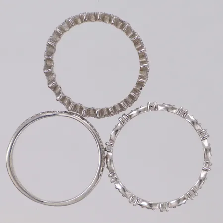 Tre ringar med stenar, skeva, sten saknas, 925/1000 silver Vikt: 3,6 g