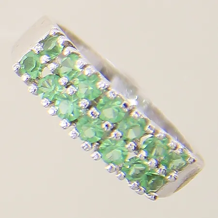 Ring med gröna stenar stl:18¼ bredd 2,7-6,1mm, silver 925/1000 Vikt: 4,1 g