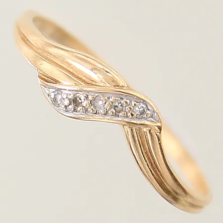 Ring med diamanter 5 x ca 0,005ct stl:19 bredd 1,3-5,8mm 18K Vikt: 1,5 g