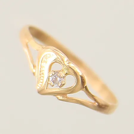 Ring med vit sten stl:14½ bredd 1,6-6,5mm 18K Vikt: 0,7 g