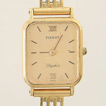 Damur Tissot 18K quartz 21x18mm, mineralglas, Korridorlänk 18K, längd inkl.klocka 18,5cm, sliten krona, går ej, behov av batteribyte, gravyr, inga tillbehör. Brv:26,3g
