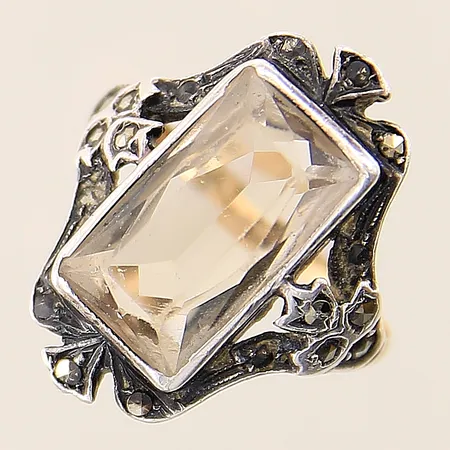 Ring med rökkvarts samt markasiter stl 16 bredd 2-22mm silverfattning, skev skena, markasiter samt rökkvarts med nagg, skena i 18K  Vikt: 4,1 g