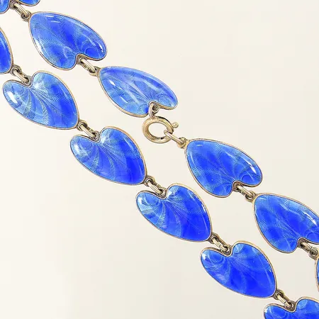 Collier med dekor i blå emalj Norge längd 42cm bredd 15mm förgylld, en emaljdel med mindre fläck, sterling silver 925/1000 Vikt: 37 g