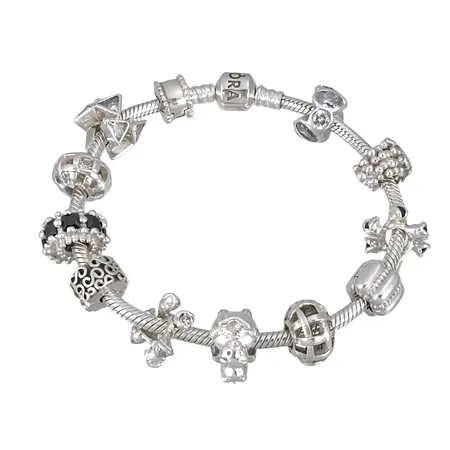 Armband Pandora med berlocker / charms, silver, tre berlocker / charms Pandora (stämplade ALE), resterande berlocker 9 st andra tillverkare, armband längd 20,0 cm, bredd 3 mm, berlocker med vita, svarta och champagnefärgade stenar, varierande mått, fint skick Vikt: 46 g