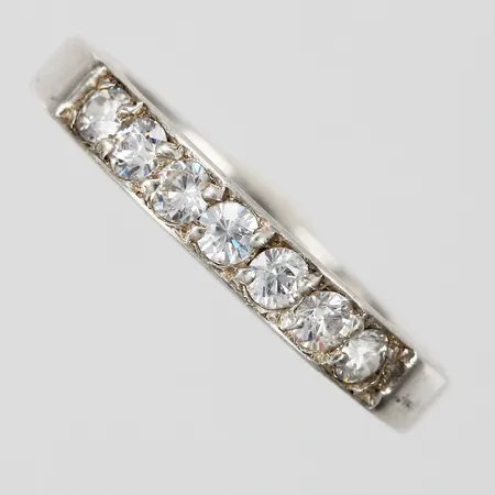Ring med vita stenar stl: 17¾ bredd: ca 3mm silver 925/1000 Vikt: 2,4 g