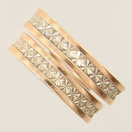 2 ringar med mönstrad dekor stl:17¾ samt 19½, gravyr, tvåfärgade 18K Vikt: 9,7 g