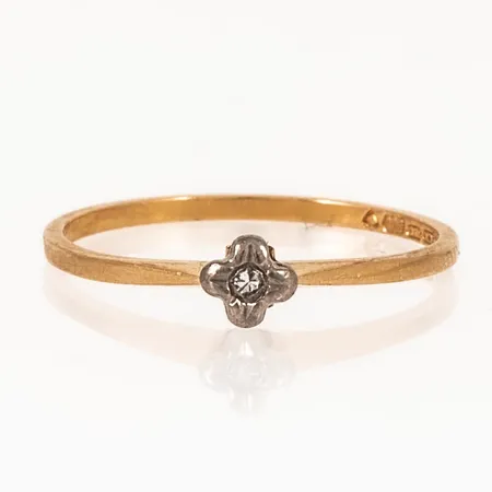 Ring med en 8/8-slipad diamant ca 0,005ct stl:16¾ bredd 1-4mm 18K 1,2g. 