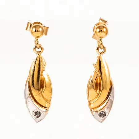Örhängen med 2 x ca 0,005ct 8/8-slipade diamanter, längd 21mm bredd 6mm, 8K 0,9g.