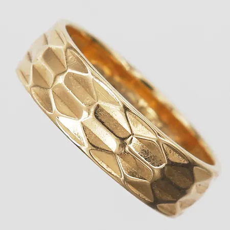 Ring med mönster stl:17½, bredd 6mm, gravyr, 18K Vikt: 5,4 g