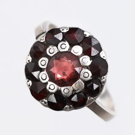 Ring med granater, Stl:19, bredd: 2,3-15mm, 830/1000 silver Vikt: 4,9 g