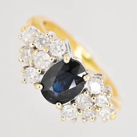 Ring med safir samt diamanter ca 0,75ctv, stl:17, bredd 2-9mm, något ojämn skena, gulguld/vitguld, 18K. Vikt: 7 g