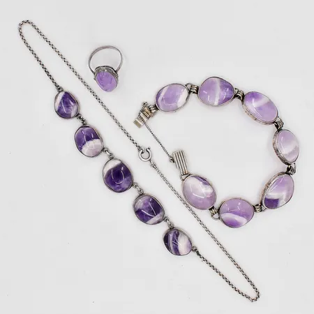 Set med troligen Band Ametist collier längd 42cm och armband ca 19cm, ring stl:18¼ lila sten, silver 830/1000 Vikt: 51,9 g