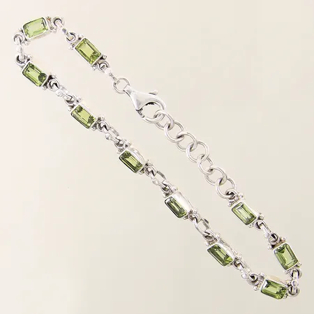 Armband med gröna stenar längd 18,5-20,5mm bredd 5mm, silver 925/1000 Vikt: 10,6 g