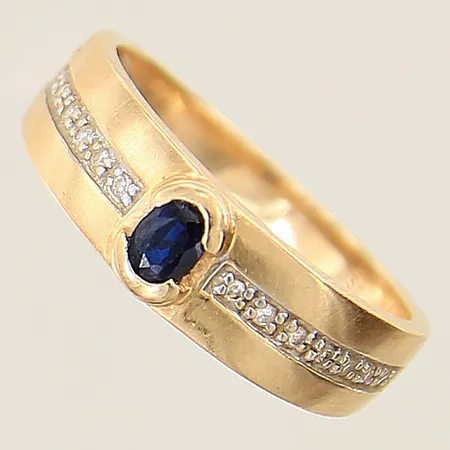 Ring med safir samt 8/8-slipade diamanter 14 x ca 0,005ct GHA stl:17 bredd 2,6-5,8mm, 18K Vikt: 2,8 g