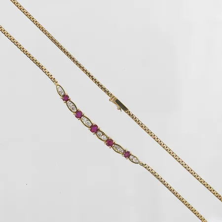 Collier med diamanter 12xca0,04ct och rubiner, längd 41,5cm, bredd 2-4,5mm, 18K  Vikt: 10,1 g