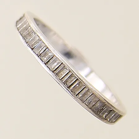 Ring med vita stenar stl:17 bredd 2-3mm silver 925/1000 Vikt: 1,7 g