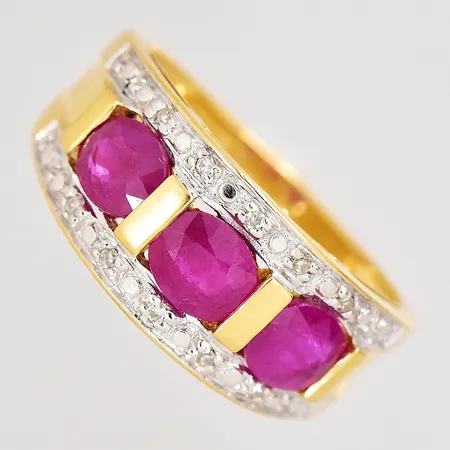 Ring med rubiner GHA stl:16, bredd 3-8mm, 18K. Vikt: 3,9 g
