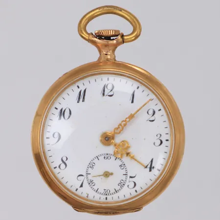 Mormorsur boett i 18K, manuell, 31mm, boettnr 221567, defekt går ej, gravyr, bruttovikt 25,7g, inga tillbehör. 