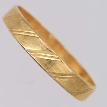 Ring stl:19½, bredd 3,5mm, skev, 18K  Vikt: 1,9 g