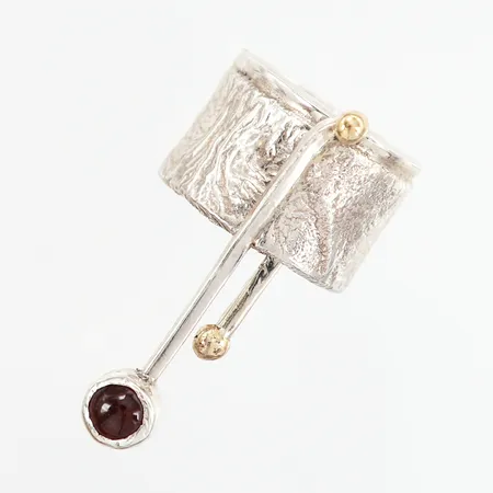 Ring av Charlotte Modig stl:15, mörkröd sten, förgyllda detaljer, skenans bredd ca 14mm, total bredd ca 37mm, 925/1000 Silver Vikt: 16,2 g