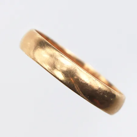 Slät ring Stl:21¾, bredd: 4,7mm, gravyr, 18K Vikt: 4,6 g