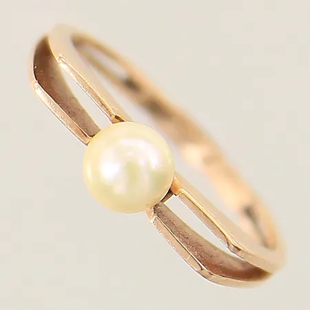 Ring med odlad pärla Ø5mm stl:16½ bredd 1,5-5mm, ostämplad 18K Vikt: 2,2 g