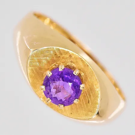 Ring med lila sten stl:18, bredd 3-9mm, 18K. Vikt: 3,6 g