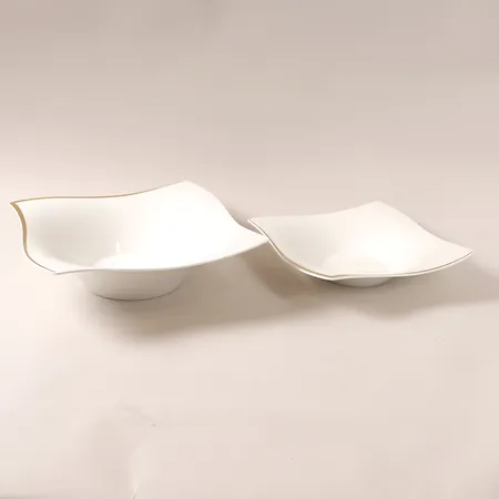 Två serveringsskålar New Wave Premium Gold, Villeroy & Boch, porslin, 24x24cm och 28x28cm, höjd: 6cm och 8cm. Vikt: 0 g Skickas med postpaket.