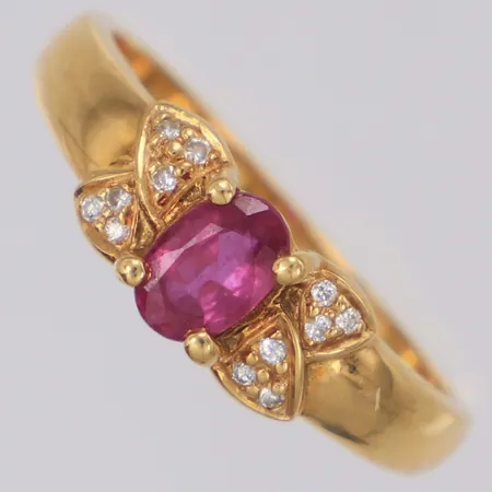 Ring med röd sten och diamanter 12 x ca 0,005ct stl:17, bredd 5,8mm, 18K  Vikt: 3,2 g