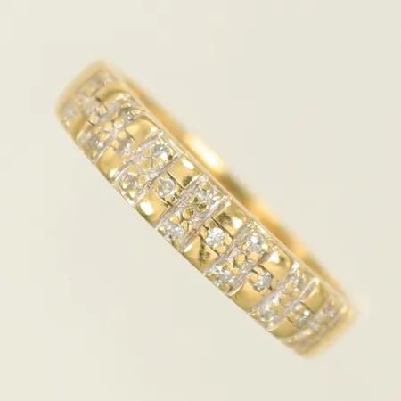 Ring med 20 diamanter 0,10ct enl gravyr, oval skena 17,7x16,2mm, Guldfynd, graverad, 18K 3,2g