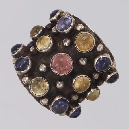 Ring med stenar i blått, gult samt rosa, stl:17¼, bredd 25mm, 925/1000 silver Vikt: 20,8 g