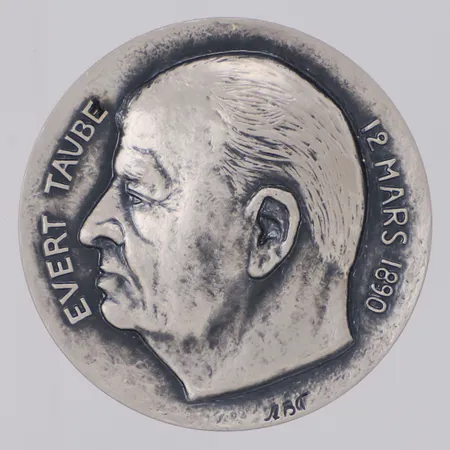 Minnesmedalj Evert Taube 85 år, Ø45mm, nr 1174/1500, certifikat, etui, silver 925/1000  Vikt: 55,8 g
