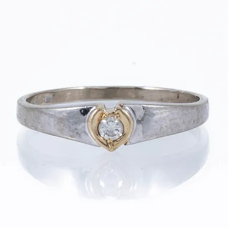 Ring med en briljantslipad diamant ca 0,03ct stl:17 bredd 1,5-5mm, vitguld 14K 1,8g. 
