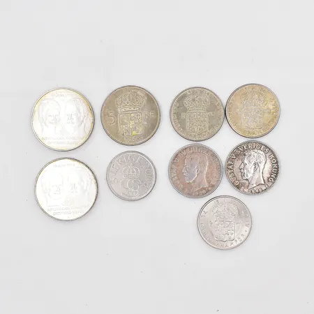 2 Minnesmynt Det Kungliga bröllopet Konung Carl XVI Gustaf Drottning Silvia 19 Juni 1976, Ø36mm, nominellt värde 50kr, 5 svenska mynt 2kr från år mellan 1926-1970, 2 mynt 5kr år 1955 och 2008, silver Vikt: 152,4 g